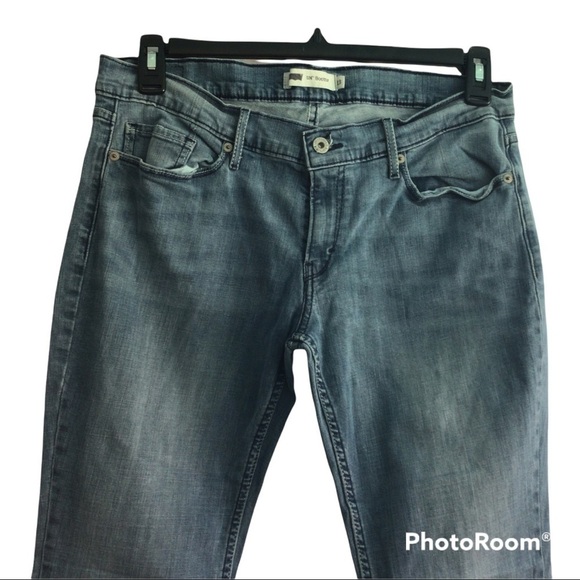 Women Levi’s 520 Low Rise Boot Cut Light Wash Jeans - Picture 7 of 11